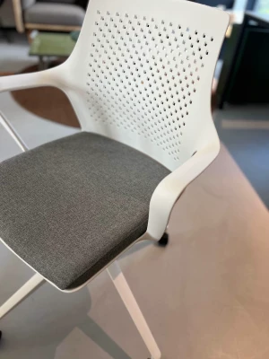 Gemina visitor chair with light details