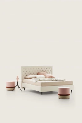 Monet — Classic-style bed with a squared tufted headboard.