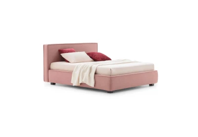 Ipanema — Modern simple bed with a wide headboard and a piping running along the structure.