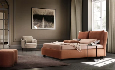 Fris — Bed with large cushions leaning against the headboard for optimal comfort.