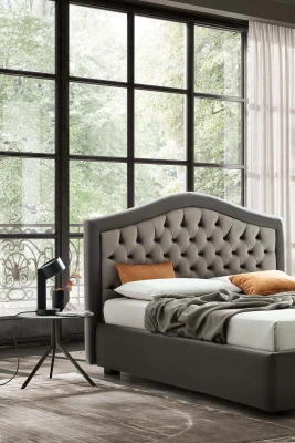 Dama — Classic-style bed with an arched tufted headboard.