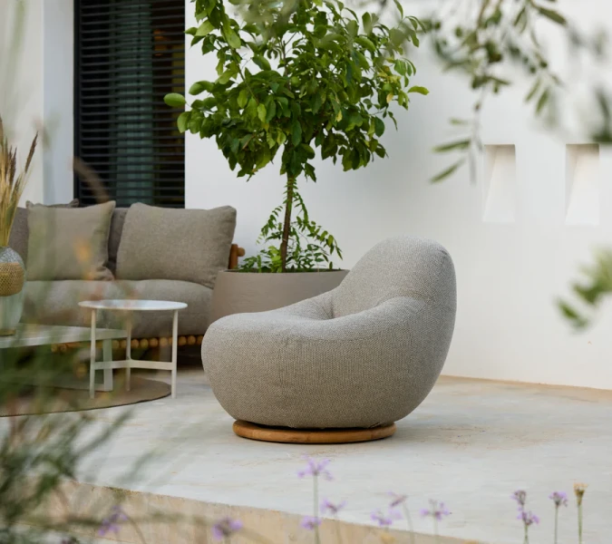 A light lounge accent gives the outdoor space a calm but expressive feeling of relaxation.